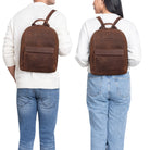 Rucksack Leder Braun getragen von einem Mann und einer Frau
